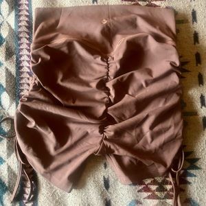 tigermist - NWT high rise brown ruched shorts L